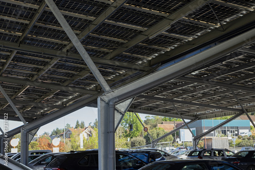 Installation de panneaux photovoltaïque sur le toit d'un parking