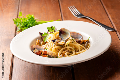 Spaghetti conditi con vongole veraci e prezzemolo, pasta italiana, cibo mediterraneo 