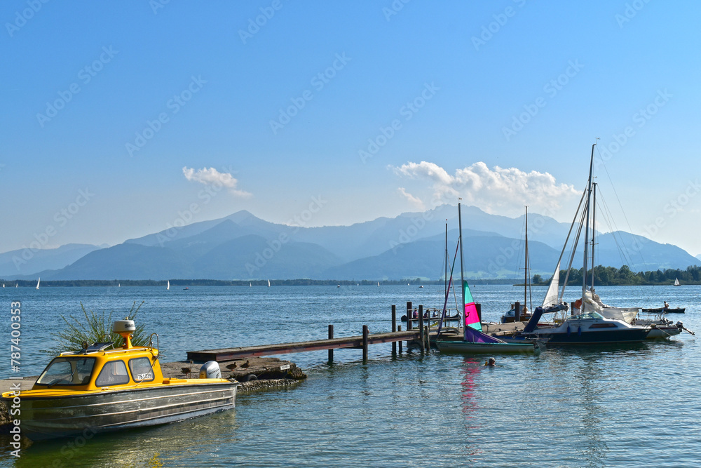 Chiemsee, Fraueninsel, Bootssteg  mit Segelbooten - obrazy, fototapety, plakaty 