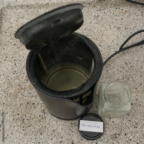 Verkalkter elektrischer Wasserkocher, wie man ihn entkalkt