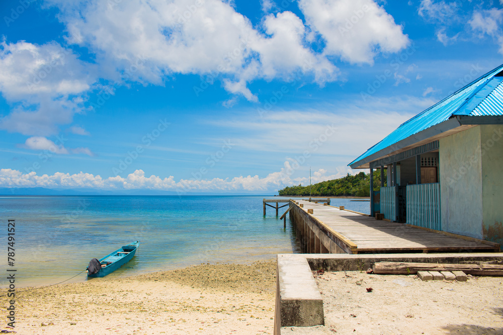 Fototapeta premium Boat mooring bridge on the beach