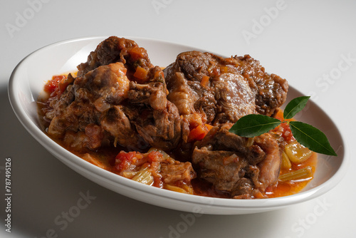 Foto Isolated Bowl with a portion of oxtail stewed vaccinara
