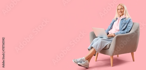 Mature female programmer wi...