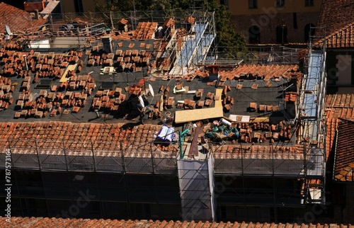 Ristrutturazione del tetto di un palazzo, Italia	 photo