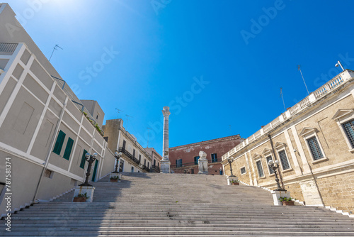 Obraz na płótnie Steps or scalinata virgilio, a flight of stairs in the old town of brindisi, close to the beachfront. Many stairs leading up to the high pillar on a sunny day w salonie