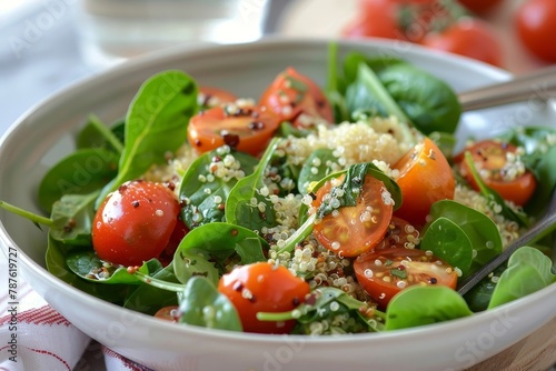 Spinach salad with quinoa and tomatoes