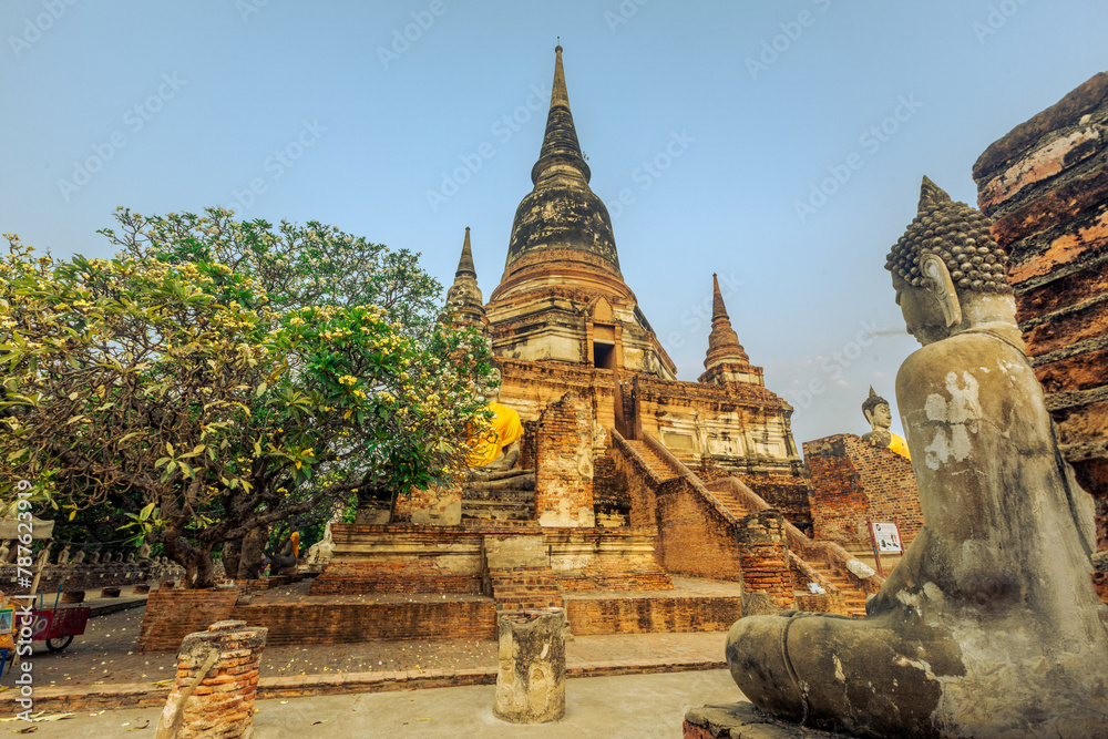 Fototapeta premium The background of important religious attractions, Wat Yai Chai Mongkhon, has an old Buddha statue and a large pagoda for tourists to study the history of Ayutthaya in Thailand.