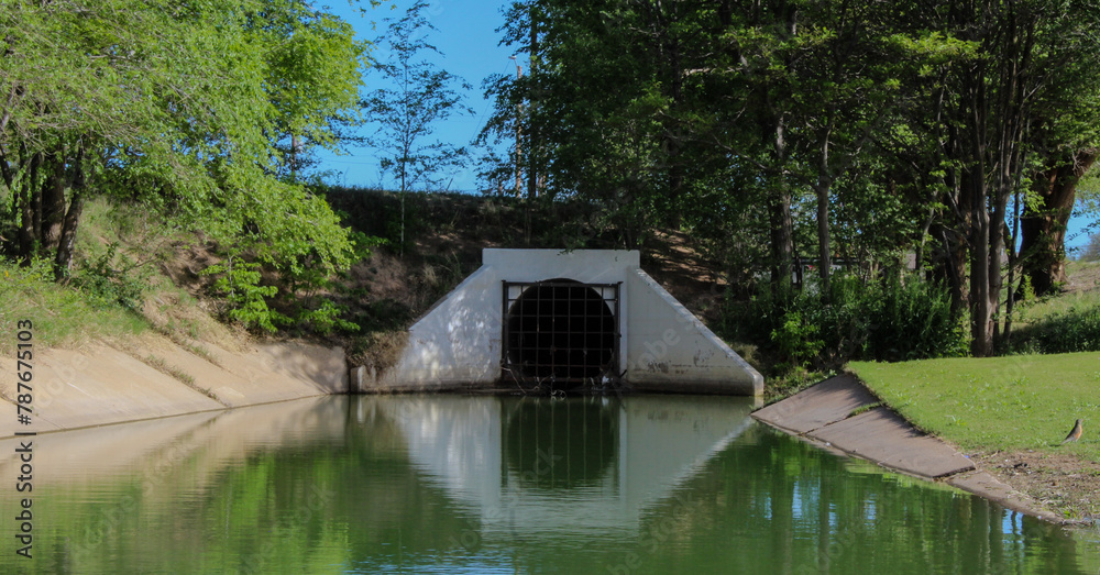 Obraz premium A Spooky tunnel