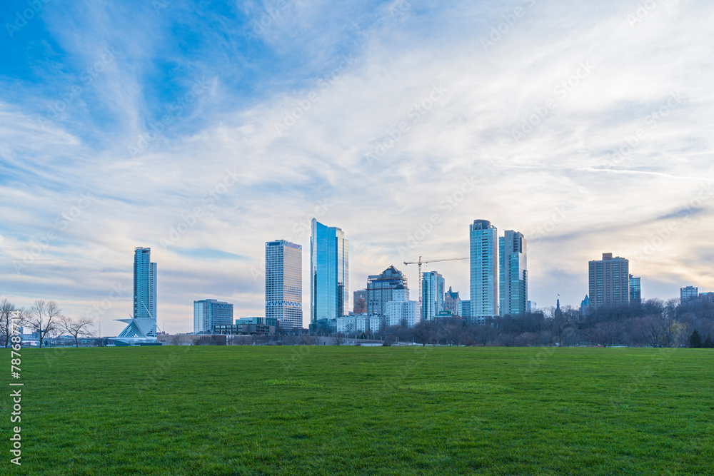 Obraz premium skyscrapers and high rise buildings of downtown milwaukee skyline viewed from veterans park at dusk