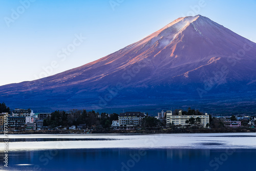 河口湖から眺める富士山　冬の朝