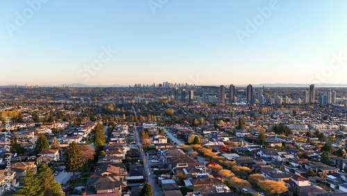 Fotografía Beautiful sunset over the skyline of Burnaby in the Lower Mainland during a spri