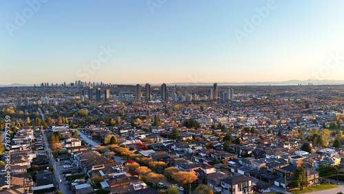 Canvas Print Beautiful sunset over the skyline of Burnaby in the Lower Mainland during a spri
