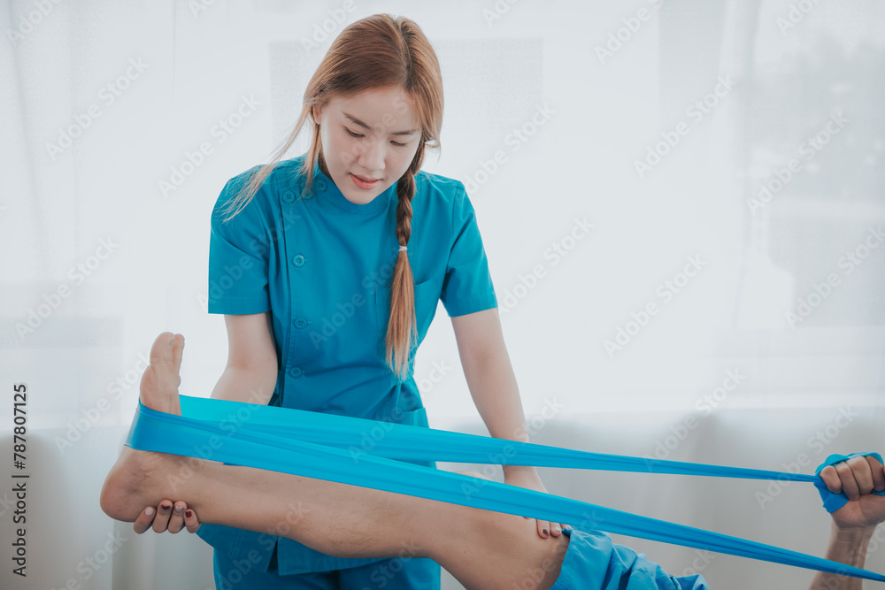 Obraz premium Physical therapy assistance Asian female doctor with senior man in physical therapy rehabilitation or health support Female physical therapist or physical therapist counseling an elderly patient.