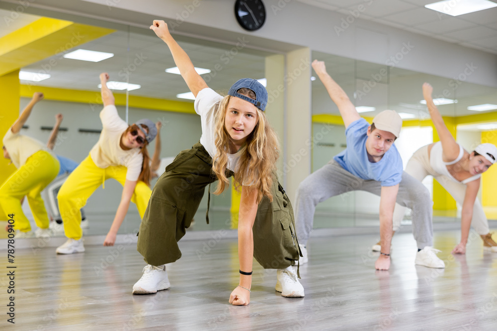 Obraz premium Active teens learn new dance moves in dance studio