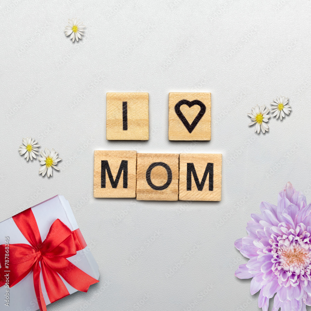 Wooden cubes with I Love Mom text and a gift box - obrazy, fototapety, plakaty 