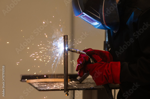 A man learns the craft of welding on a sample.  © Михаил Решетников