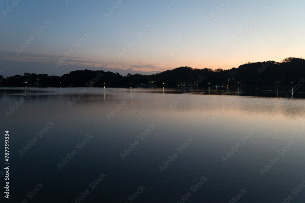 Fototapeta premium View of the lakeside in the dusk