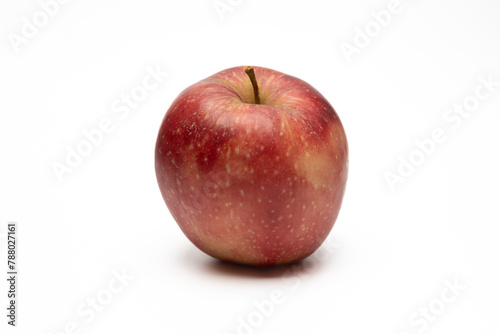 Czerwone dojrzałe jabłko na białym tle,