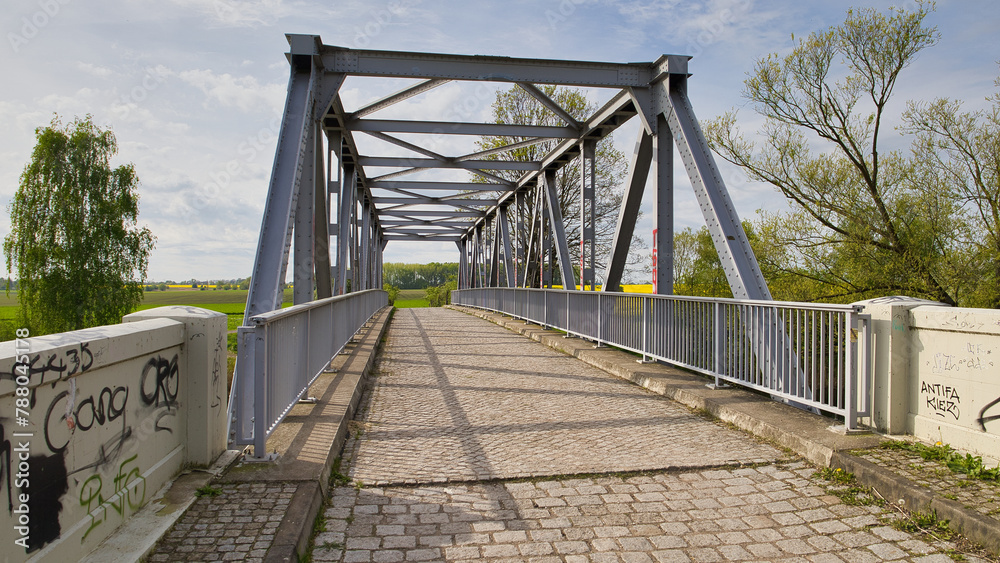Blick auf Brücke, Ochsenwegbrücke über die Bundeswasserstraße Elster Saale Kanal bei Dölzig, Leipzig, Sachsen, Deutschland