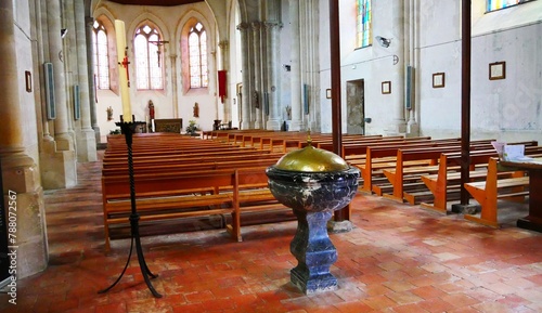 Baptistaire de l'église catholique de Sainte-Suzanne-et-Chammes dans la vallée de l'Erve en Mayenne France Europe