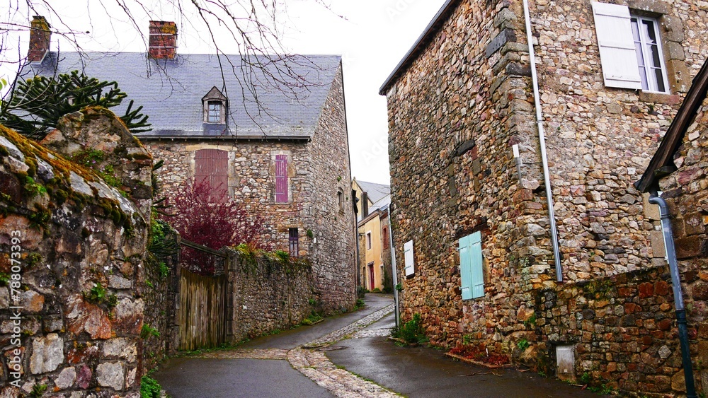 Maison typique de la cité médiévale de sainte-suzanne-et-chammes en Mayenne, France, Europe