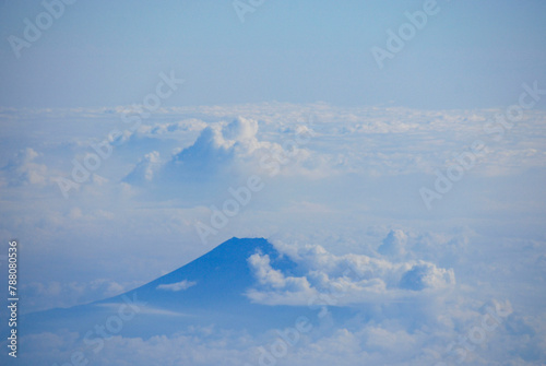 飛行機の窓から見える富士山のシルエット © scenes works