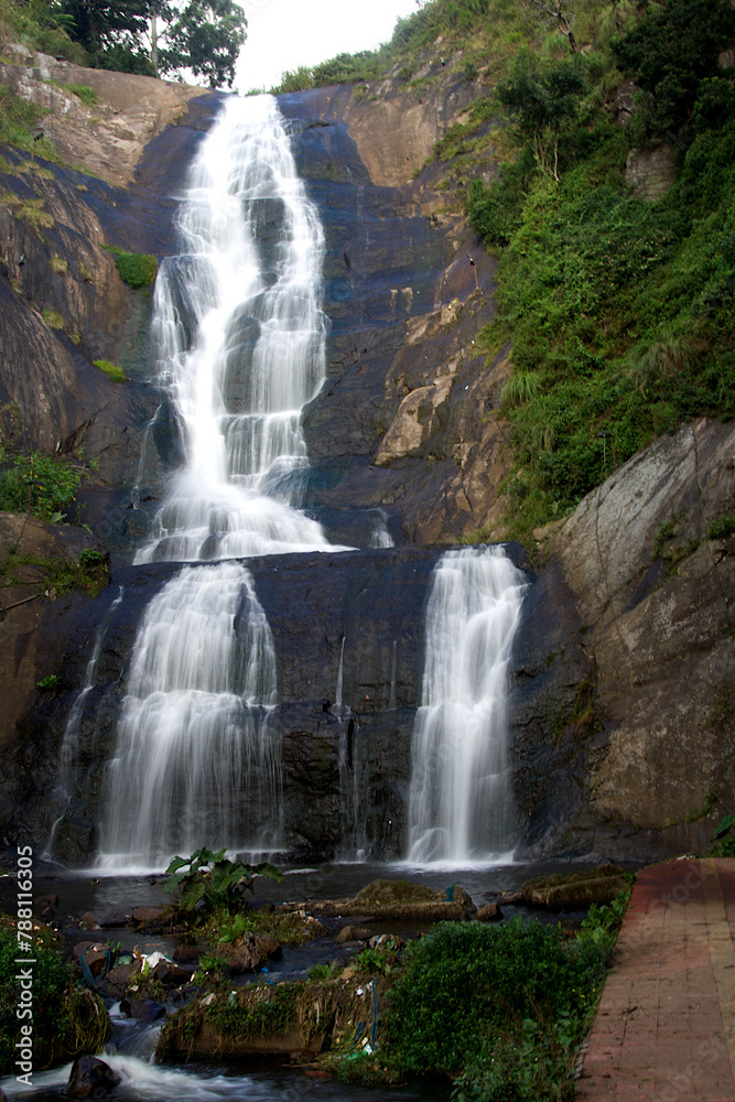 Obraz premium Silver Cascade Falls at Kodiakanal