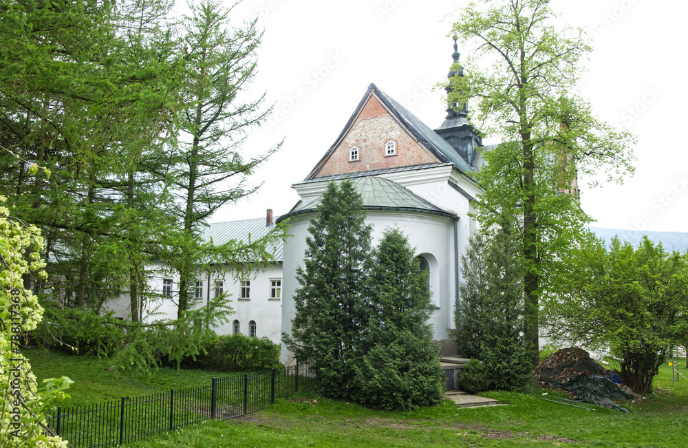 redniowieczne budynki Klasztoru Opactwa Cystersów w Szczyrzycu,
Wśród malowniczych wzgórz Beskidu Wyspowego nad rzeką Stradomką jest jedno z najstarszych w Polsce Opactwo w Strzyrzycu