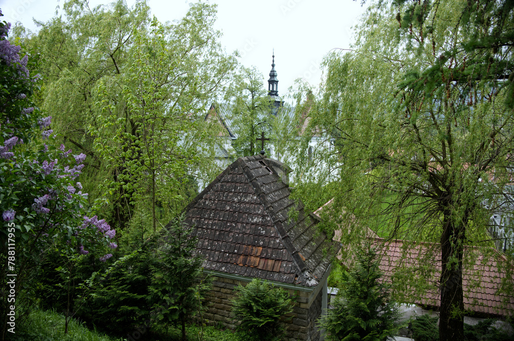redniowieczne budynki Klasztoru Opactwa Cystersów w Szczyrzycu,
Wśród malowniczych wzgórz Beskidu Wyspowego nad rzeką Stradomką jest jedno z najstarszych w Polsce Opactwo w Strzyrzycu