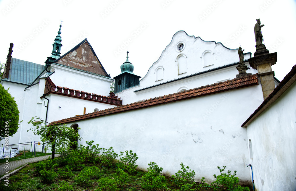 redniowieczne budynki Klasztoru Opactwa Cystersów w Szczyrzycu,
Wśród malowniczych wzgórz Beskidu Wyspowego nad rzeką Stradomką jest jedno z najstarszych w Polsce Opactwo w Strzyrzycu