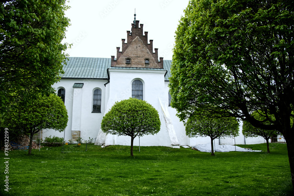 redniowieczne budynki Klasztoru   Opactwa Cystersów w Szczyrzycu,
Wśród malowniczych wzgórz Beskidu Wyspowego nad rzeką Stradomką jest jedno z najstarszych w Polsce Opactwo  w Strzyrzycu