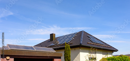 Modernes Wohnhaus und Garage mit Solaranlagen zur umweltfreundlichen Strom- und Warmwassererzeugung