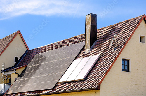 Solardach mit Sonnenkollektoren für Solarthermie und Photovoltaik