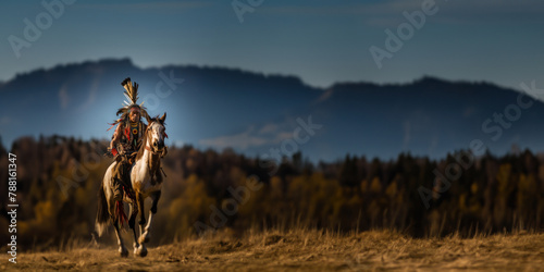 Un chef indien sur son cheval galopant dans un paysage d'Amérique du Nord, image avec espace pour texte. photo