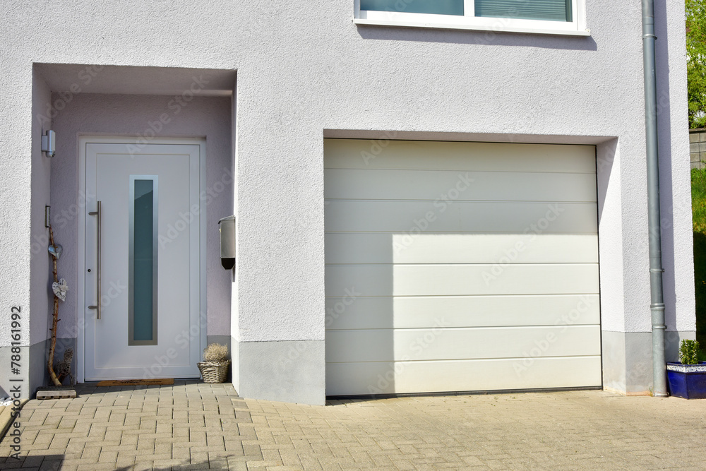 Fototapeta premium Eingangsbereich an einem modernen Einfamilien-Wohnhaus