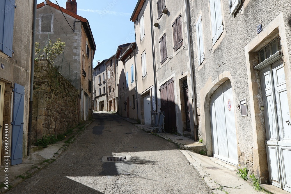 Vieille rue typique, ville de Langogne, département de la Lozère, France