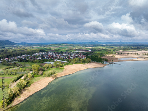 Luftaufnahme vom westlichen Teil des Bodensees mit der Bodenseegemeinde Moos und dem Bootshafen