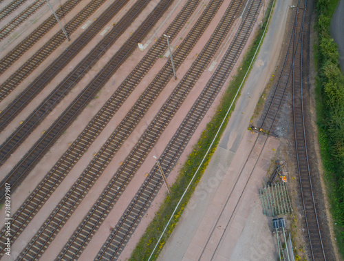 Luftbildaufnahme von einem Eisenbahnschienennetz beim Container Terminal Eurogate Burchardkai in Hamburg
