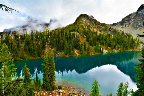 Fototapeta Naklejka Na Ścianę i Meble -  View of the stunning Blue Lake located in the North Cascades (State of Washington, United States)