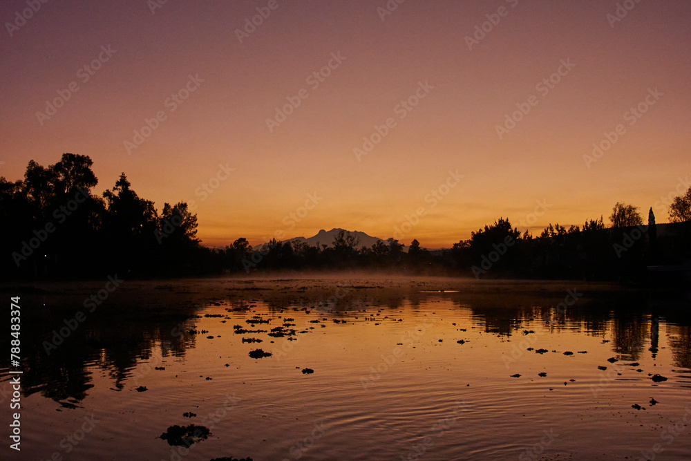Naklejka premium Hermosos amanecer en xochimilco