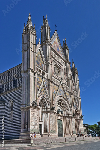 Orvieto, il Duomo di Orvieto fra la strade, vicoli e case della città antica, Terni - Umbria 