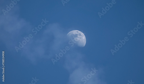 Mond mit zarten Wolken