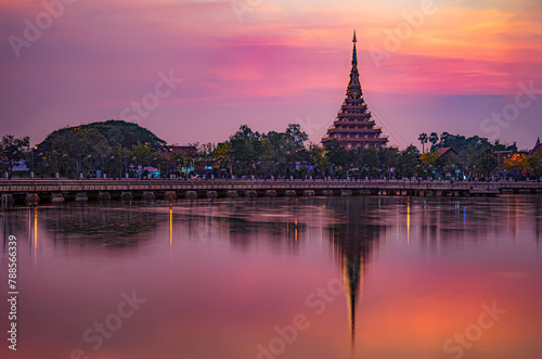 Fotografía Scenery of Khon Kaen city park In the background is a pagoda, reflected in the water, beautifully lit up at dusk