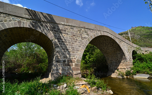 Tekkebogazi Bridge, located in the Bergama district of Turkey, was built by the Ottomans in the 14th century.