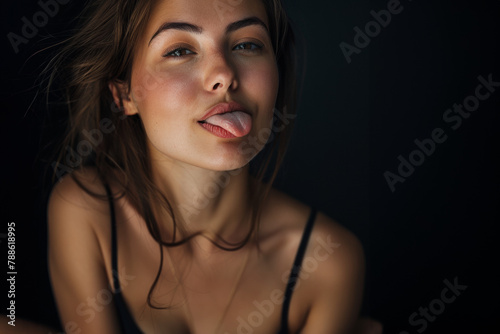 jeune femme de 30 ans espiègle et souriante qui tire la langue à la camera photo