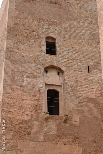 Ventana y puerta en fortificación en Granada