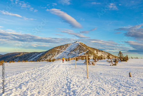 Karkonosze w zimowej odsłonie z widokiem na Śnieżkę w słoneczny dzień © krzys ser