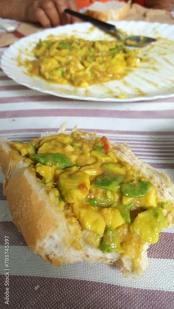 Pão francês com salada de abacate com tomate, temperada com sal, alho, limão. Pão francês com salada de abacate com tomate, temperada com sal, alho, limão.