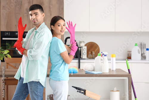 Young couple with rubber gl...