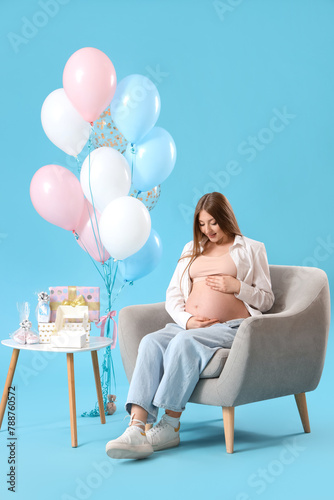 Young pregnant woman with b...